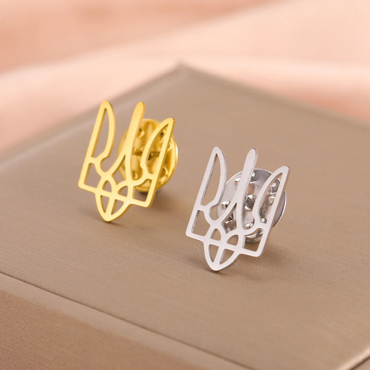 Skyrim Ukraine National Emblem Brooch for Men Women Gold Color Stainless Steel Suit Collar Pins Badge Accessories Wholesale